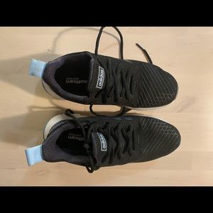 Adidas cloudfoam shoe no marks barely worn. Black.